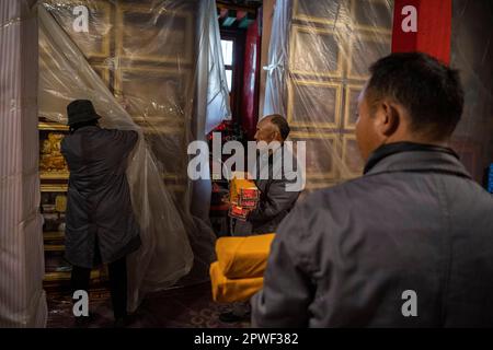 (230430) -- LHASA, 30. April 2023 (Xinhua) -- Gyumey Tsultrim (C) und Kollegen sammeln alte Bücher, bevor sie eine Bestandsaufnahme in Lhasa, Südwestchina Autonome Region Tibet, 19. April 2023 vornehmen. Im Truzing-Palast von Norbulingka in den westlichen Vororten von Lhasa werden Tausende alter Bücher auf verschiedenen Feldern Tibets in Regalen gelagert. Im Moment besteht die Hauptaufgabe von Gyumey Tsultrim und seinen Kollegen darin, die alten Bücher sowohl manuell als auch digital zu inventarisieren. Gyumey Tsultrim wurde 1967 in Chanang County in Shannan geboren. Im Jahr 1986, während Experten von der Akademie für Soziale Scie Stockfoto