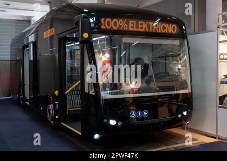 Belgrad, Serbien - 12. Mai 2022: Electric Bus SILEO auf der BG Car Show Stockfoto