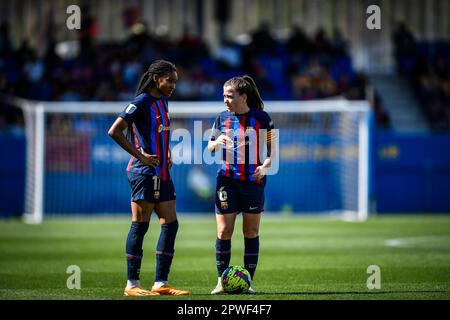 Barcelona, Spanien. 30. April 2023. Claudia Pina (FC Barcelona FEM) und Salma Paralluelo (FC Barcelona FEM) während eines Spiels der Liga F zwischen dem FC Barcelona Femeni und dem Sporting Club de Huelva am 30. April 2023 im Estadi Johan Cruyff in Barcelona, Spanien. (Foto/Felipe Mondino) Kredit: Live Media Publishing Group/Alamy Live News Stockfoto