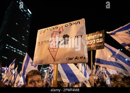 Israel. 29. April 2023. Ein Demonstrant gegen die Reform hält ein Zeichen mit einer Karikatur der Lösung der beiden Staaten, das Zeichen lautet: "Wir müssen uns scheiden - Staat (Israel, links) und Religion (Westjordanland, rechts) während einer Demonstration gegen die Justizreform. Tel Aviv, Israel. April 29. 2023. (Matan Golan/Sipa USA). Kredit: SIPA USA/Alamy Live News Stockfoto