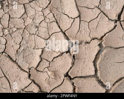 Umweltkatastrophe. Dürre. Weltweiter Klimawandel und wasserlose Ikone. Naturhintergrund von gebrochenen Trockengebieten. Struktur des Bodens mit Rissen. Gebrochen Stockfoto