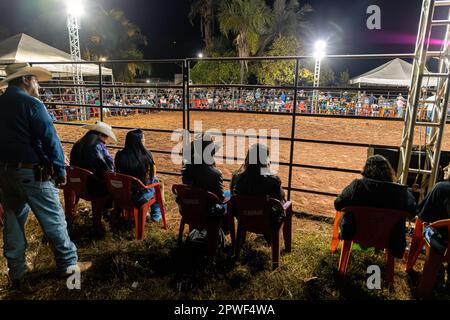 Itaja, Goias, Brasilien - 04 23 2023: Rodeo-Arena bei Reitveranstaltung mit Publikum bei Nacht Stockfoto