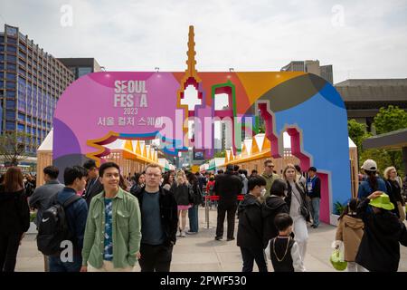 Seoul, Südkorea. 30. April 2023. Besucher werden am Gwanghwamun Square während der Seoul Festa 2023 in Seoul, Südkorea, am 30. April 2023 gesehen. Die achttägige Seoul Festa 2023 wurde am Sonntag eröffnet und bietet unterhaltsame Programme für einheimische und internationale Touristen, um „das wahre Seoul zu erleben“. Kredit: Wang Yiliang/Xinhua/Alamy Live News Stockfoto