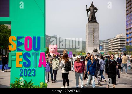 Seoul, Südkorea. 30. April 2023. Besucher werden am Gwanghwamun Square während der Seoul Festa 2023 in Seoul, Südkorea, am 30. April 2023 gesehen. Die achttägige Seoul Festa 2023 wurde am Sonntag eröffnet und bietet unterhaltsame Programme für einheimische und internationale Touristen, um „das wahre Seoul zu erleben“. Kredit: Wang Yiliang/Xinhua/Alamy Live News Stockfoto