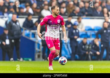 Cardiff City Stadium, Cardiff, Großbritannien. 29. April 2023. EFL Championship Football, Cardiff City gegen Huddersfield Town; Huddersfield Town Defender Tom Lees (32) in Aktion. Kredit: Action Plus Sports/Alamy Live News Stockfoto