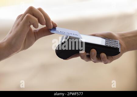 Die Kundenkarte ermöglicht eine einfache Bezahlung auf einem Kartenlesegerät Stockfoto