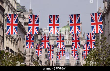 Union Jacks schmücken die Regent Street vor der Krönung von König Karl III., die am 6. Mai stattfindet. Stockfoto