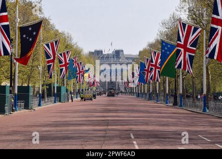 Union Jacks und Flaggen von Commonwealth-Ländern schmücken die Mall, die zum Admiralty Arch vor der Krönung von König Karl III. Führt, die am 6. Mai stattfindet Stockfoto