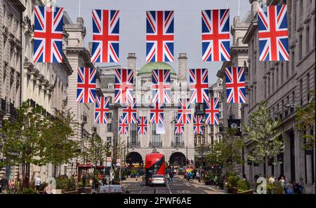 Union Jacks schmücken die Regent Street vor der Krönung von König Karl III., die am 6. Mai stattfindet. Stockfoto