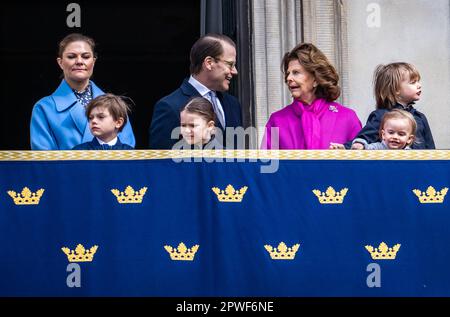 STOCKHOLM 20230430 Kronprinzessin Victoria, Prinz Oscar, Prinz Daniel, Prinz Alexander, Königin Silvia, Prinz Julian, Prinz Gabriel auf dem Balkon Stockfoto