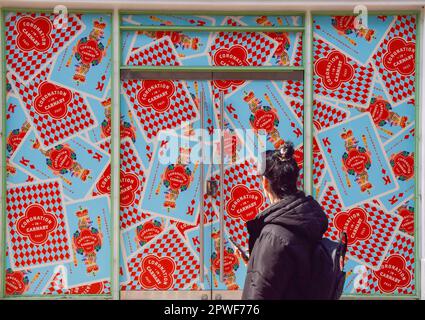 London, Großbritannien. 30. April 2023. Vor der Krönung von König Karl III., die am 6. Mai stattfindet, schaut ein Passant auf das Schaufenster der Krönung in einem Laden in der Carnaby Street. (Foto: Vuk Valcic/SOPA Images/Sipa USA) Guthaben: SIPA USA/Alamy Live News Stockfoto