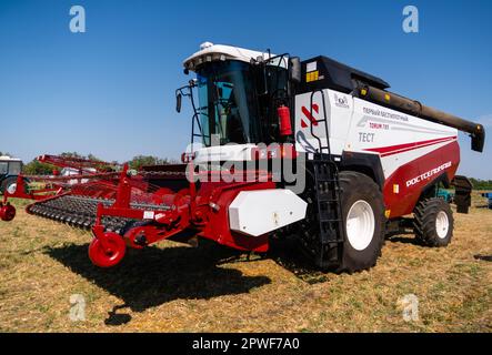 Rostow-on-Don, Russland - August 2020: Erster unbemannter autonomer Mähdrescher „Rostselmash Torum 785“ Stockfoto