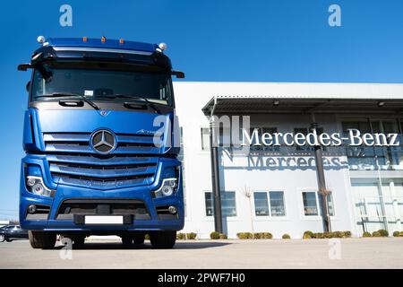 Moskau, Russland - Mai 2021: Neuer Lkw Mercedes-Benz Actros vor dem Händlerbetrieb. Stockfoto