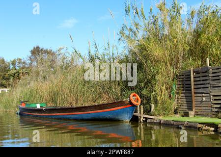 Vergnügungsboot am Pier am Lake Albufera. Stockfoto