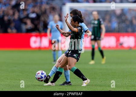 Sydney, Australien. 30. April 2023. Jaclyn Sawicki von Western United tritt am 30. April 2023 im CommBank Stadium mit Rachel Lowe vom FC Sydney beim Grand Final zwischen Western United und dem FC Sydney um den Ball an. Credit: IOIO IMAGES/Alamy Live News Stockfoto