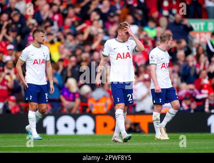 Tottenham Hotspurs Dejan Kulusevski (Zentrum) scheint deprimiert zu sein, nachdem Mohamed Salah (nicht abgebildet) in Liverpool während des Premier League-Spiels in Anfield, Liverpool, das dritte Tor seiner Seite des Spiels erzielt hat. Foto: Sonntag, 30. April 2023. Stockfoto