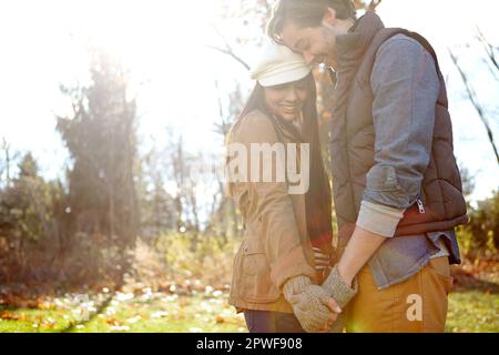 Jung und verliebt. Ein liebevolles junges Paar, das im Wald zusammen steht. Stockfoto