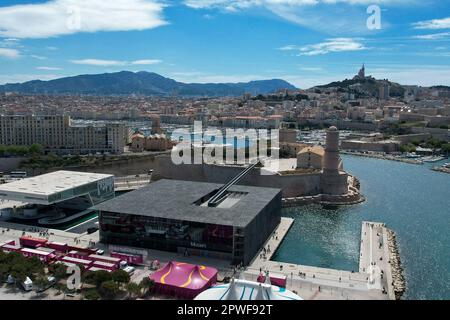 Marseille, Frankreich. 30. April 2023. Allgemeiner Blick auf Marseille, Frankreich, am 25. April 2023. Alter Hafen von Marseille, Mucem - Museum der Zivilisationen Europas und des Mittelmeers, Fort Saint-Jean und Tour du fanal, Basilika Notre Dame de la Garde. Foto: Lionel Urman/ABACAPRESS.COM Kredit: Abaca Press/Alamy Live News Stockfoto