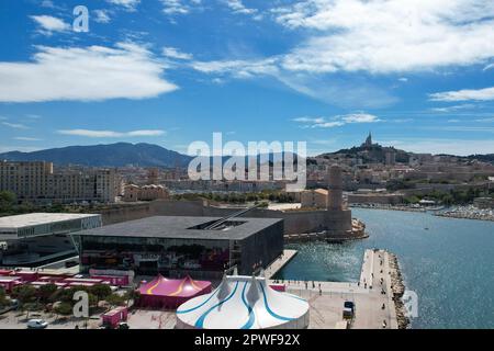 Marseille, Frankreich. 30. April 2023. Allgemeiner Blick auf Marseille, Frankreich, am 25. April 2023. Alter Hafen von Marseille, Mucem - Museum der Zivilisationen Europas und des Mittelmeers, Fort Saint-Jean und Tour du fanal, Basilika Notre Dame de la Garde. Foto: Lionel Urman/ABACAPRESS.COM Kredit: Abaca Press/Alamy Live News Stockfoto