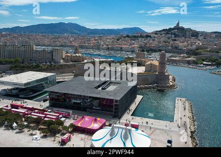 Marseille, Frankreich. 30. April 2023. Allgemeiner Blick auf Marseille, Frankreich, am 25. April 2023. Alter Hafen von Marseille, Mucem - Museum der Zivilisationen Europas und des Mittelmeers, Fort Saint-Jean und Tour du fanal, Basilika Notre Dame de la Garde. Foto: Lionel Urman/ABACAPRESS.COM Kredit: Abaca Press/Alamy Live News Stockfoto