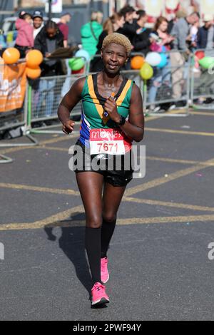 London, Großbritannien. 3. Okt. 2021. Busi Liddle (Bib 7671), läuft beim Virgin Money London Marathon in der Nähe der Commercial Road London. Stockfoto