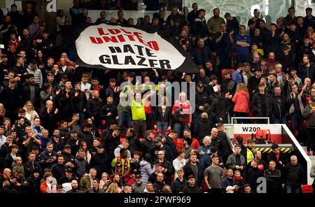 Manchester, Großbritannien. 30. April 2023. Die Fans von Manchester United halten während des Premier League-Spiels in Old Trafford, Manchester, ein Banner mit den Glasern. Das Bild sollte lauten: Andrew Yates/Sportimage Credit: Sportimage Ltd/Alamy Live News Stockfoto