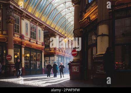 London, Großbritannien - Januar 23 2019: Besucher besuchen den historischen und kunstvoll verzierten Leadenhall Market im Zentrum von London, England. Stockfoto