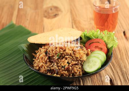 Nasi Goreng Rendang, gebratener Reis mit Padang Rindfleisch Eintopf. Traditionelles Indonesisches Essen Stockfoto