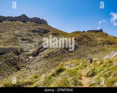 Wandern Sie auf dem Abstieg von Coll des Prat zum Kloster Lluc auf der GR221. Dystonenstraße durch die Tramuntana-Berge auf Mallorca Stockfoto