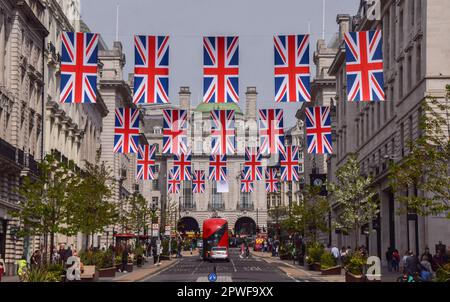 London, Großbritannien. 30. April 2023 Union Jacks schmücken die Regent Street vor der Krönung von König Karl III., die am 6. Mai stattfindet. Stockfoto