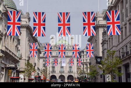 London, Großbritannien. 30. April 2023 Union Jacks schmücken die Regent Street vor der Krönung von König Karl III., die am 6. Mai stattfindet. Stockfoto