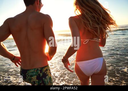 Der Letzte hat ein faules Ei eingeschlagen, ein junges Paar am Strand. Stockfoto