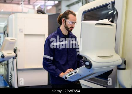 Techniker, der im Industriebetrieb prüft und repariert Stockfoto