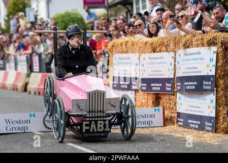 Großer Dunmow, Essex, Großbritannien. April 2023 30. Rund sechzig Teams haben am vierten Great Dunmow Soapbox Race teilgenommen. Die unmotorisierten Wagen der Teams werden von der Startlinie über Sprünge bis zu einem zeitgesteuerten Ziel geschoben. Die Wagen variieren von einfachen bis hin zu aufwändigeren. Thunderbirds FAB1 Stockfoto