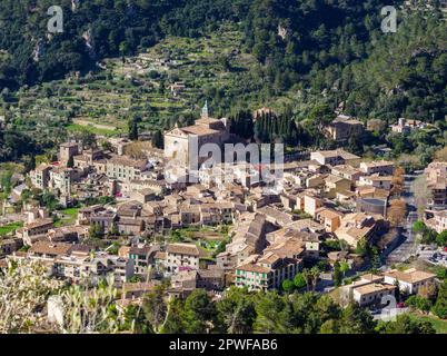 Blick auf das wunderschöne Bergdorf Valldemossa vom GR221 langen Fußweg entlang des Tramuntana-Gebirges von Mallorca Spanien Stockfoto