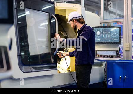 Techniker, der im Industriebetrieb prüft und repariert Stockfoto