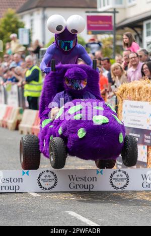 Großer Dunmow, Essex, Großbritannien. April 2023 30. Rund sechzig Teams haben am vierten Great Dunmow Soapbox Race teilgenommen. Die unmotorisierten Wagen der Teams werden von der Startlinie über Sprünge bis zu einem zeitgesteuerten Ziel geschoben. Die Wagen variieren von einfachen bis hin zu aufwändigeren. Little Monsters Wagen Stockfoto