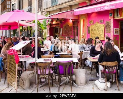 Mittagessen in einem belebten Café-Restaurant in der Altstadt von Palma Mallorca auf den Balearen Spaniens Stockfoto