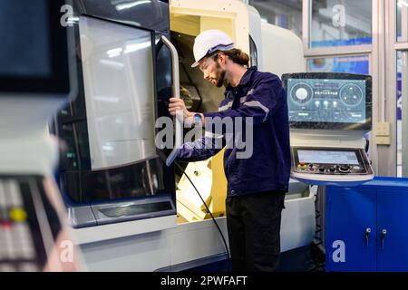 Techniker, der im Industriebetrieb prüft und repariert Stockfoto