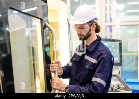 Techniker, der im Industriebetrieb prüft und repariert Stockfoto