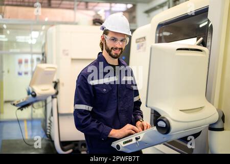 Techniker, der im Industriebetrieb prüft und repariert Stockfoto