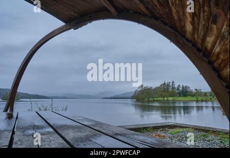 Überdachte Picknicktische im Windermere Steamboat Museum, Bowness on Windermere, Lake District, Cumbria Stockfoto