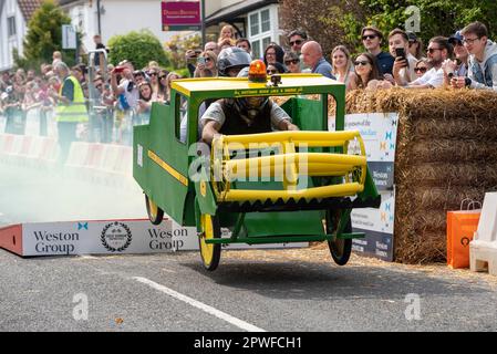 Großer Dunmow, Essex, Großbritannien. April 2023 30. Rund sechzig Teams haben am vierten Great Dunmow Soapbox Race teilgenommen. Die unmotorisierten Wagen der Teams werden von der Startlinie über Sprünge bis zu einem zeitgesteuerten Ziel geschoben. Die Wagen variieren von einfachen bis hin zu aufwändigeren. John Deere Mähdrescherwagen. Stockfoto