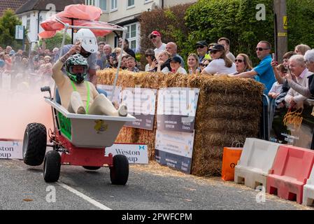 Großer Dunmow, Essex, Großbritannien. April 2023 30. Rund sechzig Teams haben am vierten Great Dunmow Soapbox Race teilgenommen. Die unmotorisierten Wagen der Teams werden von der Startlinie über Sprünge bis zu einem zeitgesteuerten Ziel geschoben. Die Wagen variieren von einfachen bis hin zu aufwändigeren. Badezimmerwagen Stockfoto