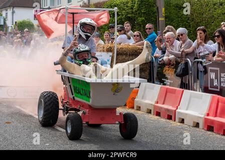 Großer Dunmow, Essex, Großbritannien. April 2023 30. Rund sechzig Teams haben am vierten Great Dunmow Soapbox Race teilgenommen. Die unmotorisierten Wagen der Teams werden von der Startlinie über Sprünge bis zu einem zeitgesteuerten Ziel geschoben. Die Wagen variieren von einfachen bis hin zu aufwändigeren. Badezimmerwagen Stockfoto