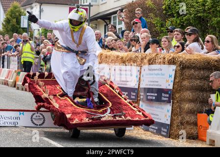 Großer Dunmow, Essex, Großbritannien. April 2023 30. Rund sechzig Teams haben am vierten Great Dunmow Soapbox Race teilgenommen. Die unmotorisierten Wagen der Teams werden von der Startlinie über Sprünge bis zu einem zeitgesteuerten Ziel geschoben. Die Wagen variieren von einfachen bis hin zu aufwändigeren. Magischer Teppichwagen Stockfoto