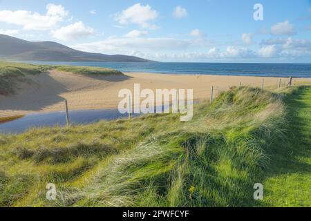 Isle of Harris, Großbritannien - 4 2021. Oktober: Schöner sonniger Tag auf dem Golfplatz Harris Golf Club in Scarista auf der Isle of Lewis und Harris Stockfoto