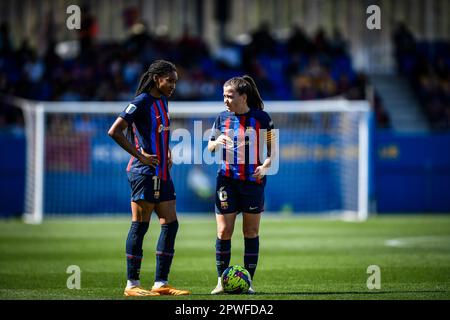 Barcelona, Spanien. 30. April 2023. Claudia Pina (FC Barcelona FEM) und Salma Paralluelo (FC Barcelona FEM) während eines Spiels der Liga F zwischen dem FC Barcelona Femeni und dem Sporting Club de Huelva am 30. April 2023 im Estadi Johan Cruyff in Barcelona, Spanien. (Foto/Felipe Mondino) Kredit: Unabhängige Fotoagentur/Alamy Live News Stockfoto