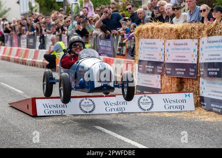 Großer Dunmow, Essex, Großbritannien. April 2023 30. Rund sechzig Teams haben am vierten Great Dunmow Soapbox Race teilgenommen. Die unmotorisierten Wagen der Teams werden von der Startlinie über Sprünge bis zu einem zeitgesteuerten Ziel geschoben. Die Wagen variieren von einfachen bis hin zu aufwändigeren. Verstand im West Essex Wohltätigkeitswagen Stockfoto