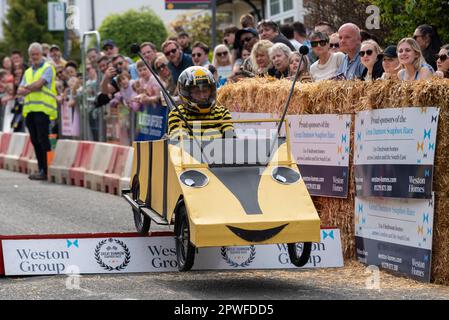 Großer Dunmow, Essex, Großbritannien. April 2023 30. Rund sechzig Teams haben am vierten Great Dunmow Soapbox Race teilgenommen. Die unmotorisierten Wagen der Teams werden von der Startlinie über Sprünge bis zu einem zeitgesteuerten Ziel geschoben. Die Wagen variieren von einfachen bis hin zu aufwändigeren. Bienen- oder Wespenwagen Stockfoto